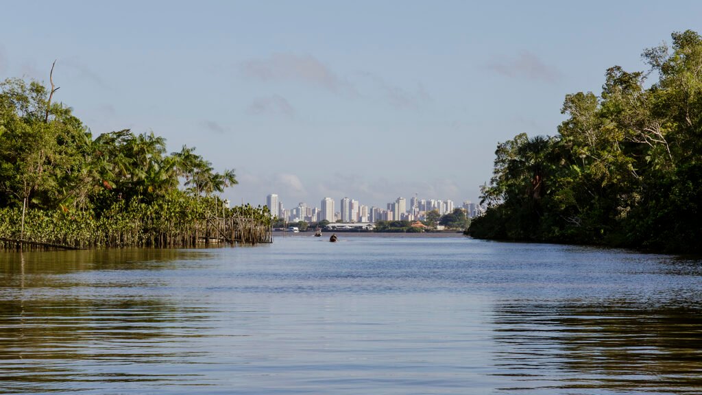 Vista para Belém do Pará de dentro da canoa no rio.