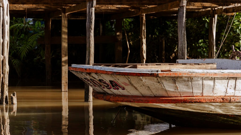 Barco ancorado na Ilha do Combú