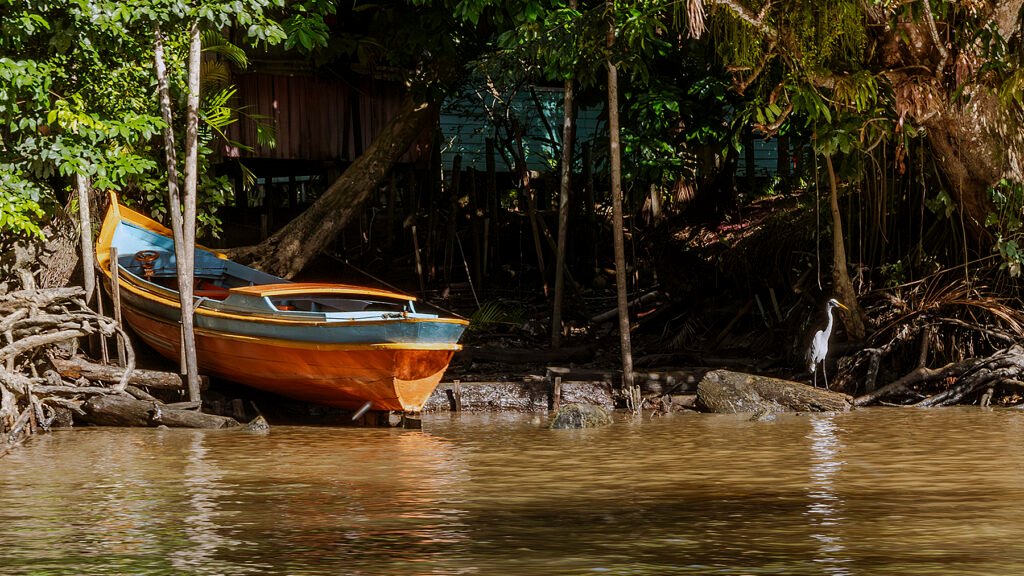 Barco nas margens do rio que banha a Ilha do Combú, em Belém do Pará.
