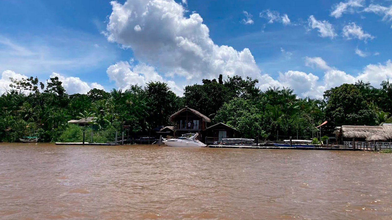 Vista da Ilha do Combú do meio do rio Guamá
