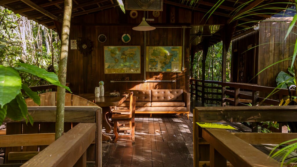 Área de convivência da hospedagem Olaria River Hostel na Ilha do Combú