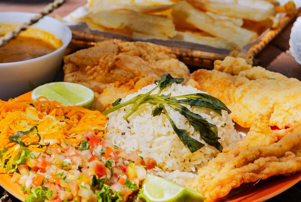 Prato amazônico típico de peixe frito, servido pelo restaurante Boá na Ilha, na Ilha do Combú.