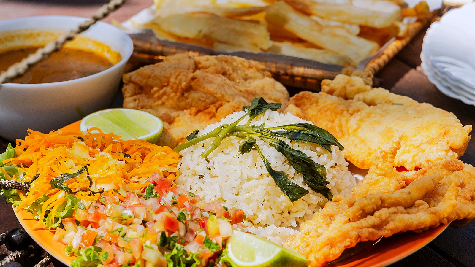 Prato amazônico típico de peixe frito, servido pelo restaurante Boá na Ilha, na Ilha do Combú.