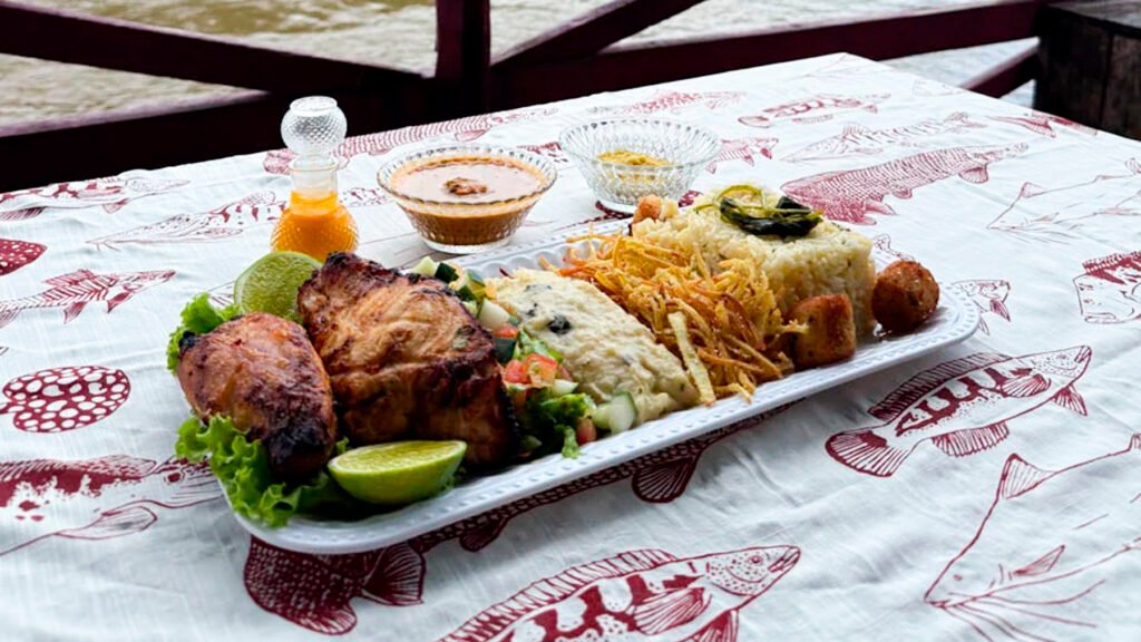 Prato típico amazônico servido pelo restaurante Boá na Ilha, na Ilha do Combú.