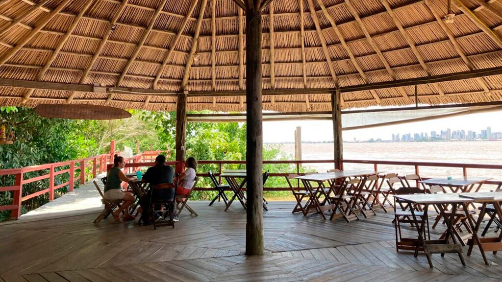 Restaurante Saldosa Maloca, na Ilha do Combú, com vista para a capital Belém do Pará.