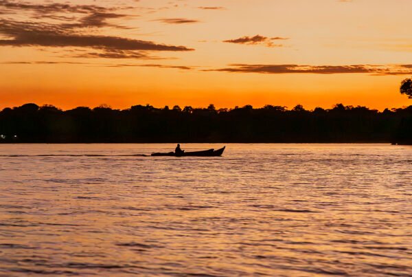 Vista de um barco ao por do sol no rio Guamá, que conecta Belém do Pará à Ilha do Combú.